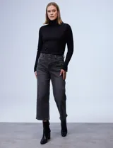 Jean crop de tiro alto, corte recto (straight fit) y color negro lavado. Presenta pretina con pasadores, cierre y botón metálico, y bolsillos delanteros inclinados.