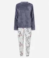Conjunto de pijama compuesto por una blusa de manga larga en tejido fleece color gris con bordado de corazón en el pecho y un pantalón largo de color blanco con estampado de corazones de colores y cintura elástica.