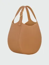 Cartera crossbody Longchamp de la línea Le Foulonné, confeccionada en cuero texturizado color verde militar, con diseño redondeado, asas superiores y correa ajustable con detalles metálicos dorados.