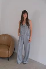 Conjunto de chaleco con botones y pantalón palazzo de crepé color negro.