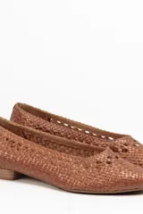 Zapato plano tipo chata, color bronce metalizado, con capellada y forro de cuero vacuno trenzado a mano. Posee un taco bajo de 2,5 cm.