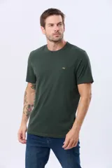 Remera lisa de manga corta y cuello redondo, color gris oscuro, de calce cómodo con pequeño logo bordado en el pecho.