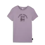 Remera de manga corta Puma color lila, con cuello redondo y estampado gráfico frontal con la frase 'wealthy mindset' y una ilustración de una fachada.