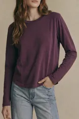 Remera de manga larga con calce oversize, confeccionada en algodón lavado con efecto desgastado. Presenta cuello redondo y un pequeño detalle bordado en el lateral inferior.