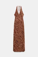 Vestido midi satinado color marrón con estampado de lunares difuminados, de cuello halter con tiras ajustables para atar en la espalda y escote en V.