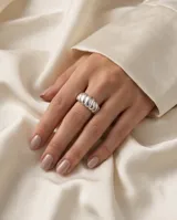 Anillo de plata 925 con diseño bombe, caracterizado por su forma redondeada y voluminosa.