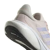 Championes de running Adidas Supernova 3 color rosa claro con detalles en blanco.