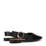 Zapatos destalonados negros de cuero, con punta cuadrada, tacón bajo y tira trasera ajustable con hebilla metálica dorada.