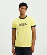 Remera de algodón color amarillo con cuello redondo y bordes de mangas en color verde oscuro. Presenta estampado frontal con la palabra Brasil en tipografía estilo retro.