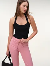 Top halter de tela rib color rosado, con corte entallado y espalda descubierta.