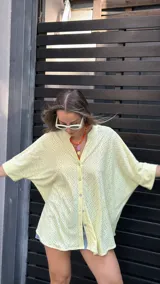 Camisa amarilla con pequeños calados, de corte holgado y mangas 3/4.