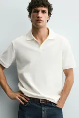 Polo regular fit color verde militar con textura acanalada vertical, cuello solapa con abertura frontal, manga corta y acabados en rib.