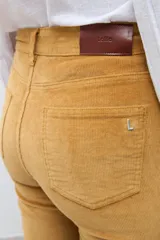 Pantalón de pana color ocre, de corte recto con aberturas laterales en el ruedo.