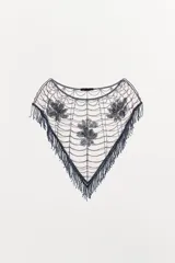 Capa o chal triangular de abalorios azul oscuro, con diseño de telaraña y tres motivos florales o de hojas bordados. El borde inferior tiene flecos largos hechos de abalorios.