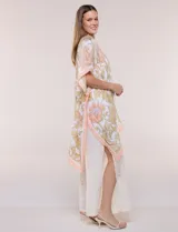 Kimono de gasa ligera con estampado floral en tonos beige y salmón, de silueta amplia, mangas cortas integradas y ruedo asimétrico con detalles de borlas en las puntas.