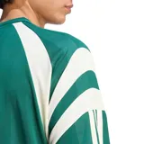 Remera deportiva Adidas M Tiro Jrsy de manga corta, color verde con paneles beige en los hombros y mangas, y gran logotipo estampado en el pecho.