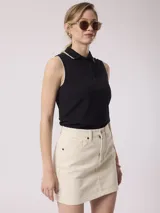 Remera negra sin mangas con cuello polo y tapeta con botones.