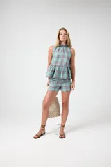 Short de lino a cuadros color celeste y rosa, con cintura elástica, tiro medio y bolsillos laterales.