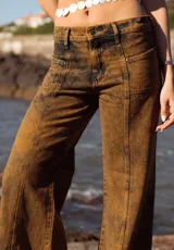 Pantalón oxford color marrón con efecto lavado y corte acampanado.