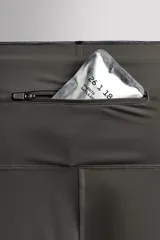 Mallas cortas de running confeccionadas en tejido técnico elástico, con cintura elástica ajustable mediante cordón interior y bajo con aplicación de silicona antideslizante. Presenta detalle de logo estampado en la pernera.