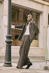 Sobrecamisa de silueta relajada con estampado animal print, cuello camisero, cierre frontal con botones y bolsillos aplicados.