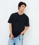 Remera básica de corte relajado, confeccionada en algodón, con cuello redondo y manga corta. Diseño liso sin estampados.
