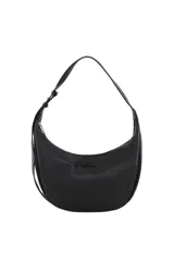 Cartera bandolera negra de cuero sintético con diseño curvado, cierre superior y correa ajustable. Presenta el logotipo de la marca grabado en el frente.