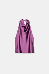 Top halter confeccionado en tejido satinado de color lila, con escote fluido y hombros descubiertos. Presenta cierre en la espalda con botón oculto.