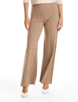 Pantalón de tiro alto con corte wide leg, confeccionado en tejido elastizado. Presenta una costura vertical decorativa en el frente de cada pierna y un diseño de calce cómodo.