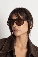 Lentes de sol Ava con armazón grande de carey y diseño envolvente con protección UV400.