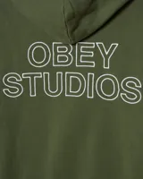 Buzo hoodie verde militar con capucha y bolsillo tipo canguro. Estampado frontal con el logo de Obey Studios en blanco.