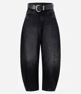 Pantalón baggy balloon de jean negro, de tiro medio con bolsillos delanteros y traseros, recortes estructurales y botamanga ajustada. Incluye cinto de poliuretano con hebilla metálica.