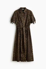 Vestido midi con estampado de leopardo, cuello camisero, botones frontales y mangas cortas con detalle de lazos. Cuenta con una costura fruncida con cinturón para atar en la cintura y falda con leve vuelo.
