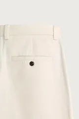 Pantalón chino regular fit de color beige, confeccionado en algodón, con bolsillos frontales y cierre de cremallera y botón, de la colección especial Aaron Levine x Zara.