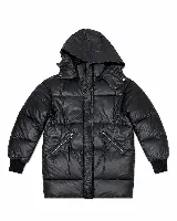 Campera puffer larga con capucha, confeccionada en poliéster con acabado efecto cuero. Presenta cierre frontal con botones a presión, cuello alto y bolsillos laterales con cierre.