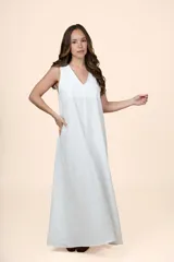 Vestido largo blanco de algodón, sin mangas, con escote en V y diseño amplio y liviano.