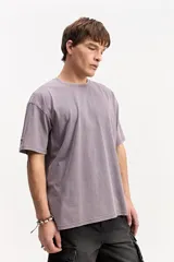 Remera lisa de manga corta con fit oversize y efecto acid wash, color lila.