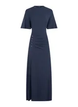 Vestido largo azul marino de punto ligero, con escote redondo, mangas cortas, abertura lateral y detalle de botones dorados en el lateral.