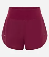 Short runner deportivo 2x1 de microfibra color bordó, con cintura elástica, bolsillo funcional con cierre y bajo redondeado.