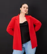 Blazer alargado color rojo, confeccionado en crepé de viscosa, sin cierre y con mangas fruncidas.