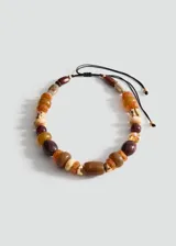 Collar de diseño ajustable con cuentas de resina, acrílico y plástico en tonos tierra, marrones y dorados, con cierre de cordón negro.