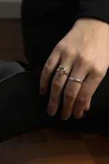 Anillo de plata 925 con banda chata, piedra citrino facetada central de corte brillante y detalles de esferas decorativas alrededor del engaste.