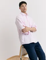 Camisa blanca de vestir, de corte clásico, con cuello italiano y mangas largas.