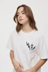 Remera de manga corta con calce oversized y cuello redondo, color gris oscuro, con pequeño gráfico de rayos naranjas en el frente.