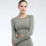 Remera deportiva manga larga color lila, con calce ajustado y orificios para los pulgares.