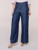 Pantalón wide leg de denim liviano gris, con tiro alto, presillas para cinturón, bolsillos laterales y corte recto de piernas anchas.