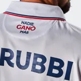 Camiseta de fútbol Umbro del Club Nacional de Football, modelo Home 2026. Diseño en color blanco con detalles en azul y rojo en el cuello y puños. Presenta un patrón jacquard sutil en toda la prenda, el escudo del club, el logo de Umbro y el sponsor Antel en el frente.