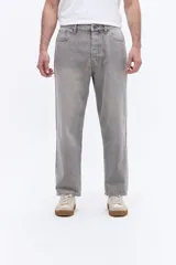 Jean de corte baggy con tiro medio, diseño amplio y relajado en piernas y cadera, con cierre de botón y bragueta, y pasacintos.