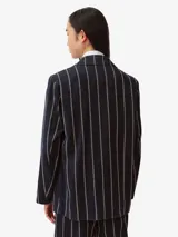 Blazer de corte recto con cuello de solapas, cierre frontal con un botón y bolsillos frontales con solapa. Presenta un diseño de sastrería a rayas.