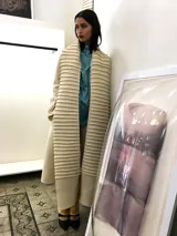 Tapado de lana merino afieltrada color natural con estampado dorado en la espalda. Diseño versátil con textura de "alforsas" en el cuello y la solapa.